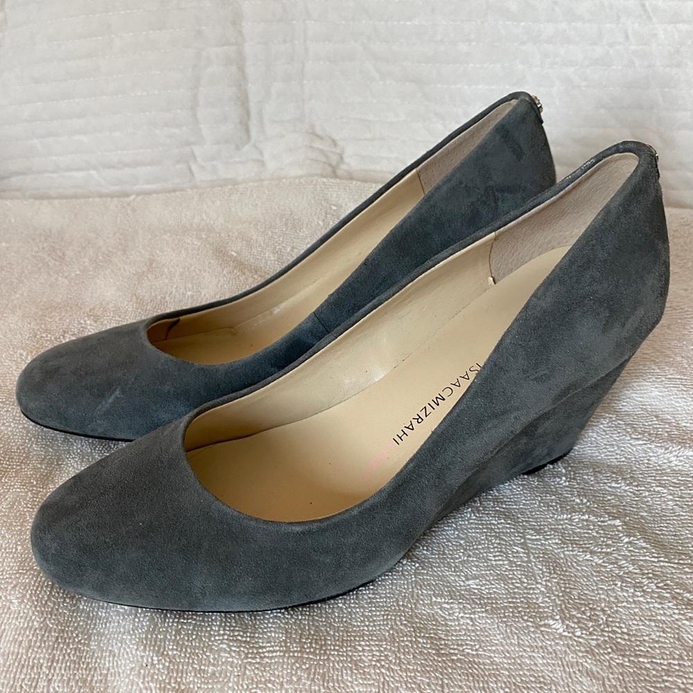Isaac Mizrahi sz 7 Kendal lovely grey suede wedge heels for spring. VGUC